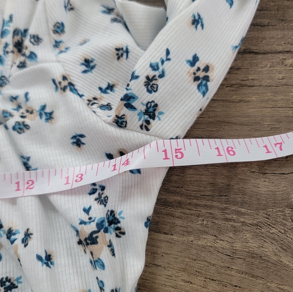 Floral White and Blue Women's Top Size Medium - Picture 4 of 5